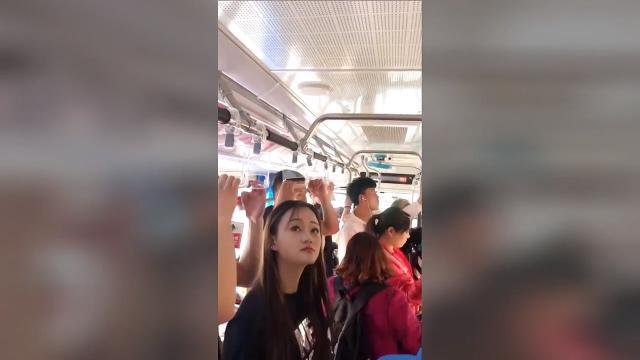 Quando l'autobus è imballato e tu non arrivi alle maniglie