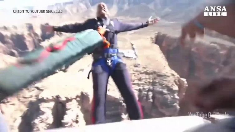 Will Smith fa 50 anni e si getta nel vuoto