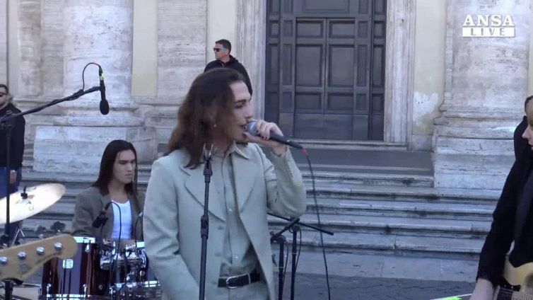 Maneskin suonano in strada, 'Torniamo alle origini'