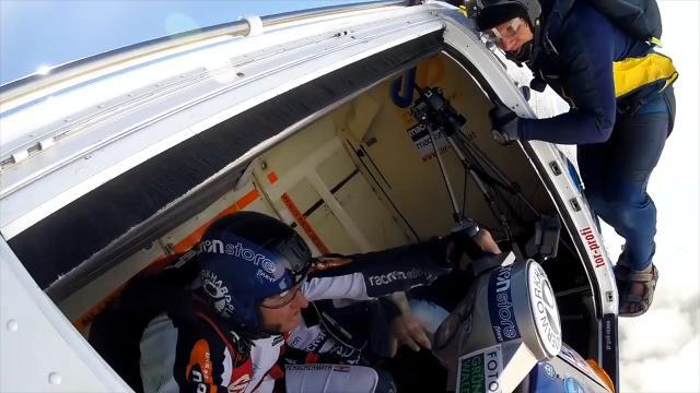 Si lancia da 4000 metri con una Vespa