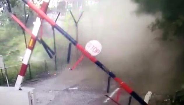 Frana sulla diga: custodi si salvano per miracolo