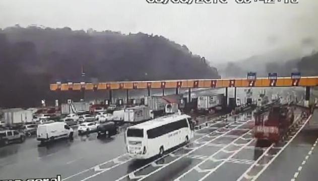 Schianto devastante: incidente mai visto al casello dell'autostrada