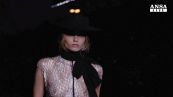 Le modelle di Saint Laurent camminano sull'acqua