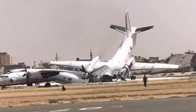 Due aerei atterrano insieme: incidente in pista