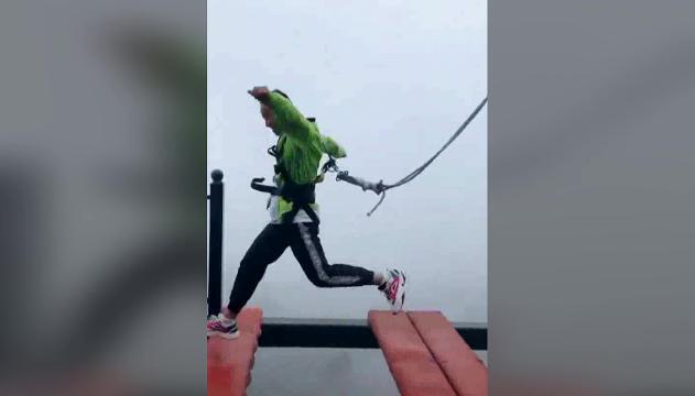 Salta sul burrone ma il cavo di sicurezza è slacciato