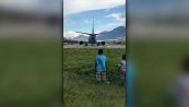 I bambini vengono travolti dalla potenza dei motori dell'aereo