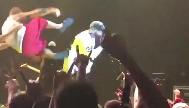 Prova a scalciare la rockstar sul palco: finisce male