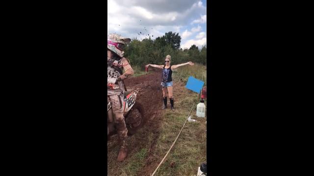 Fan del motociclista si becca il fango in piena faccia