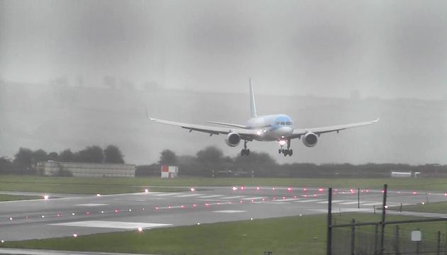 Il vento mette l'aereo di traverso, la manovra è da brividi