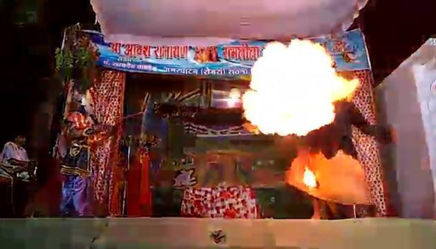 Paura a teatro: l'attore prende fuoco sul palco
