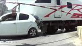 Si addormenta al passaggio al livello: treno la travolge
