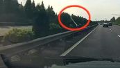 Incidente mai visto in autostrada: chiave inglese si 'pianta' nel parabrezza