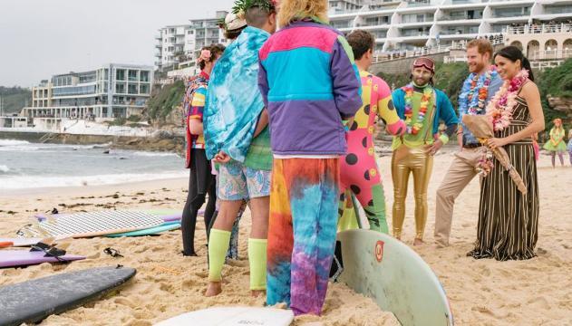 Harry e Meghan in spiaggia con i surfisti australiani