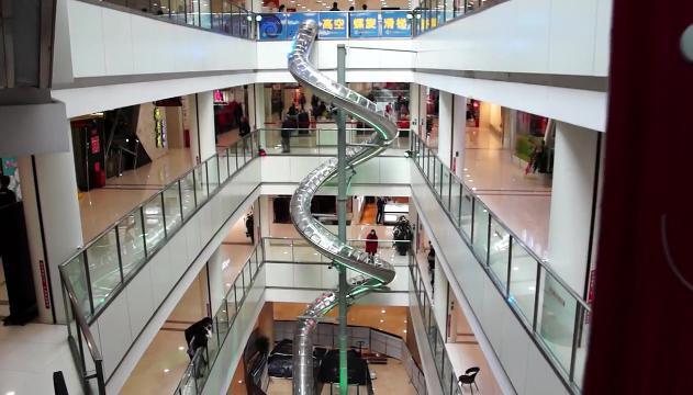 Addio ascensore, al centro commerciale si scende con lo scivolo
