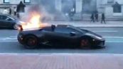 Esagera col 'fuorigiri': la Lamborghini va in fiamme
