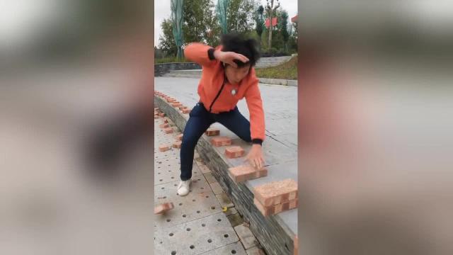 Il re del Kung-Fu: spacca 50 mattoni in 40 secondi