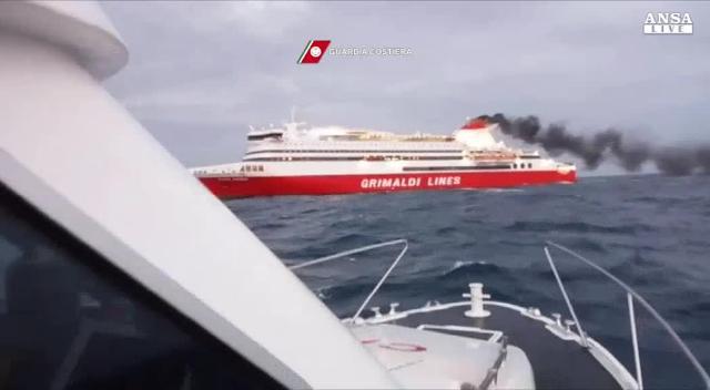 Incendio nella sala macchine di una nave Grimaldi