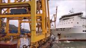 L'attracco della nave è disastroso: gru distrutta sul porto