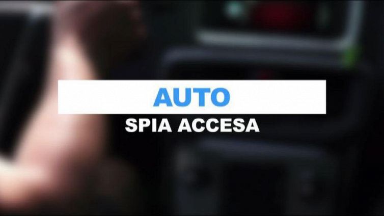 Cosa fare se la spia gialla del motore è accesa