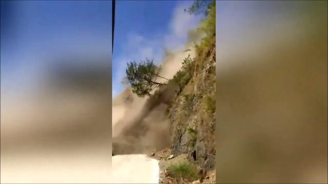 La frana è devastante, autobus salvo per miracolo