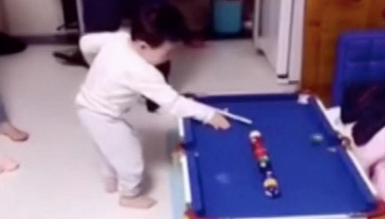 A 3 anni è un campione di biliardo