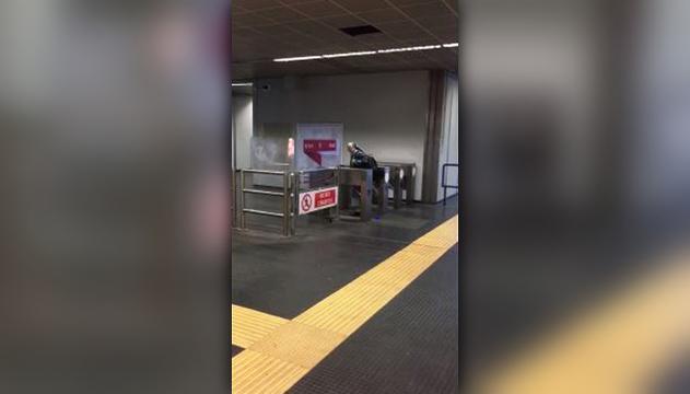 La suora antisgamo che entra dai tornelli d'uscita