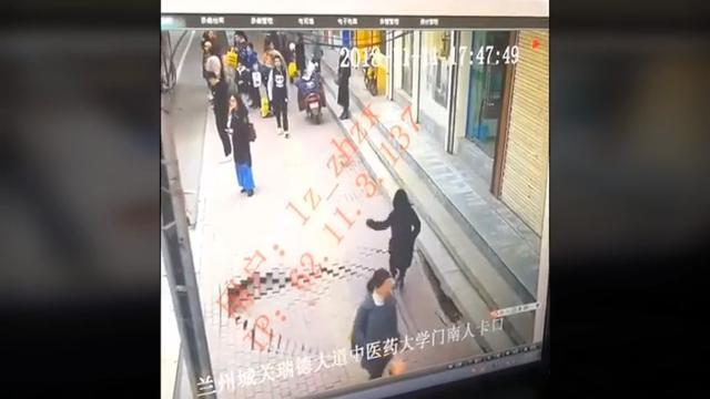 Paura in strada: donna inghiottita dal marciapiede