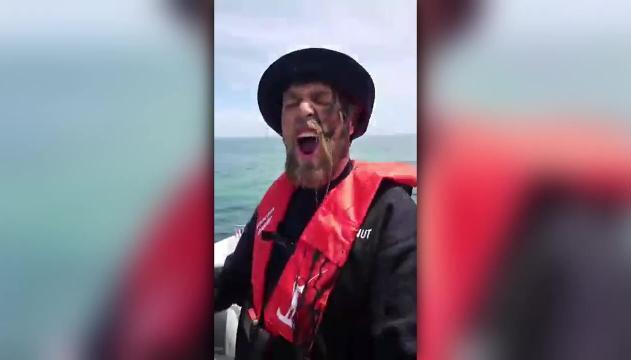 Pesca il calamaro ma finisce così