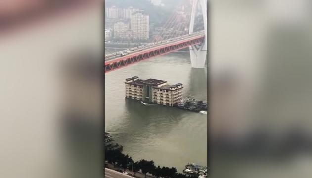 Il palazzo di cinque piani che naviga sul fiume