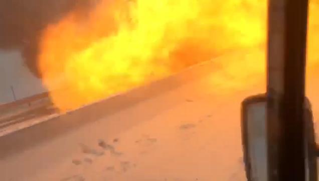 L'auto esplode: panico in autostrada
