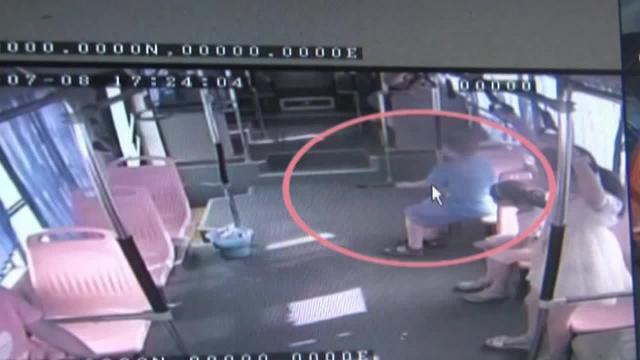 Il bambino pestifero apre l'estintore sull'autobus