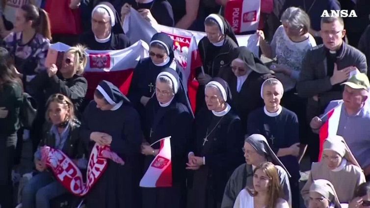 Papa torna su questione donne e Chiesa,'ampliare spazi'