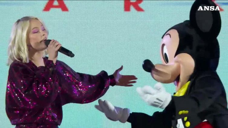 "Happy birthday" per Topolino a Disneyland