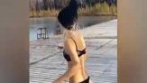 La bella ragazza si tuffa nel lago ma...