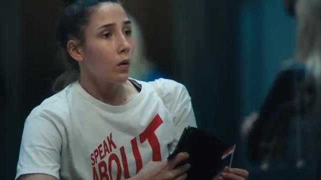 L'emozionante attesa all'aeroporto: il video è virale