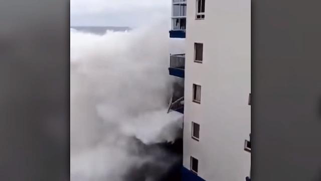 Mare in tempesta: l'ondata distrugge i balconi di un condominio