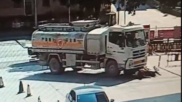 Investito dal camion, lo scooterista si salva per miracolo
