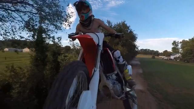 Il drone si avvicina troppo alla moto: lo scontro è inevitabile