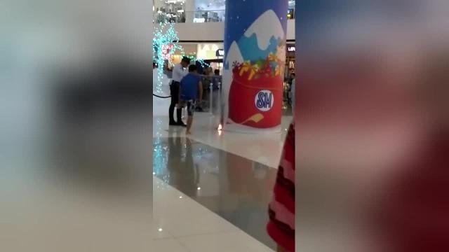 Incendio al centro commerciale: il passante lo spegne così