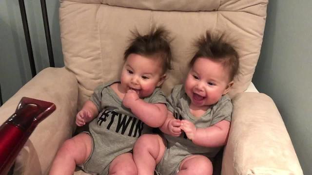 Le gemelline adorano il soffio del phon