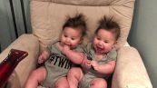 Le gemelline adorano il soffio del phon