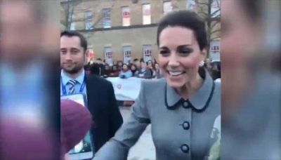 Kate saluta la fan in italiano: "Ciao!"