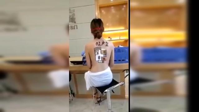 Il modo migliore per vendere casa? Disegnare la piantina su modelle in topless