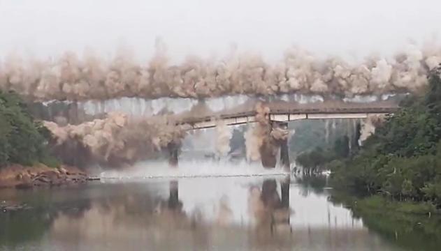 L'impressionante esplosione dello storico ponte
