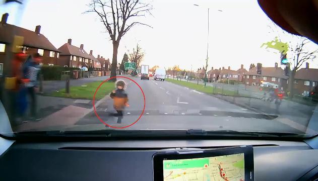 Il bambino si salva miracolosamente (due volte)