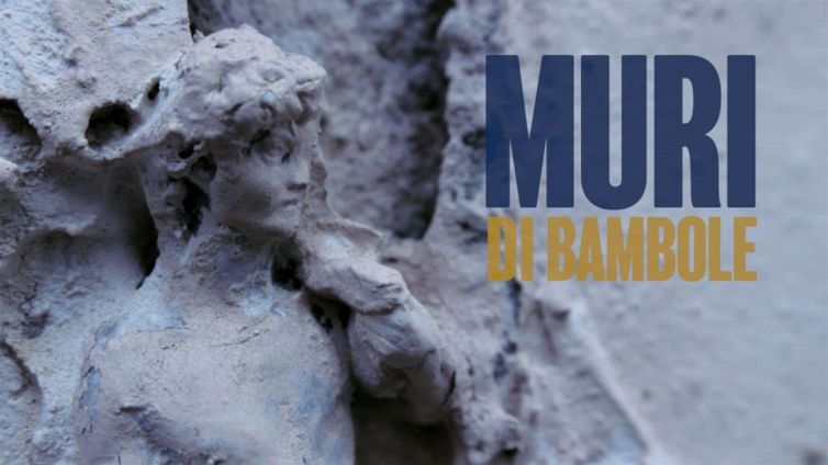 Bambola su bambola, viene su un muro