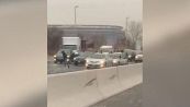Usa, una pioggia di soldi invade l'autostrada: traffico in tilt