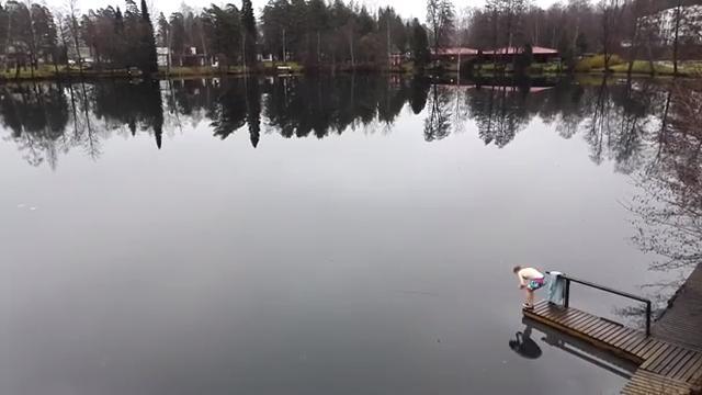 Si sta per tuffare nel lago quando....
