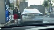 Donna prova a rifornire auto elettrica con benzina
