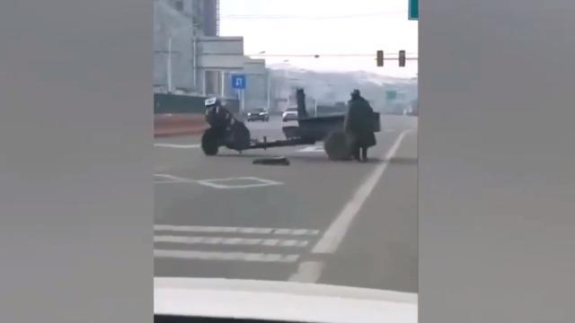 Andiamo a comandare? Trattore fugge (da solo) in superstrada